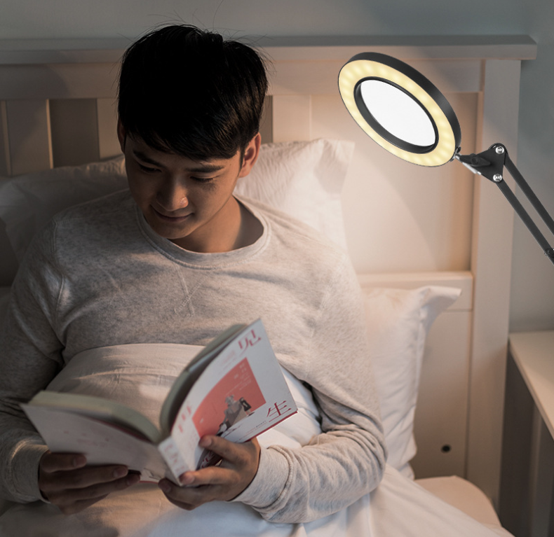 Loeplamp met verstelbare arm en ronde lens met LED-ring