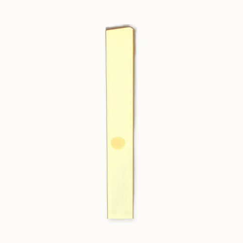 Bewegingssensor-nachtverlichting LED-strip op crème achtergrond