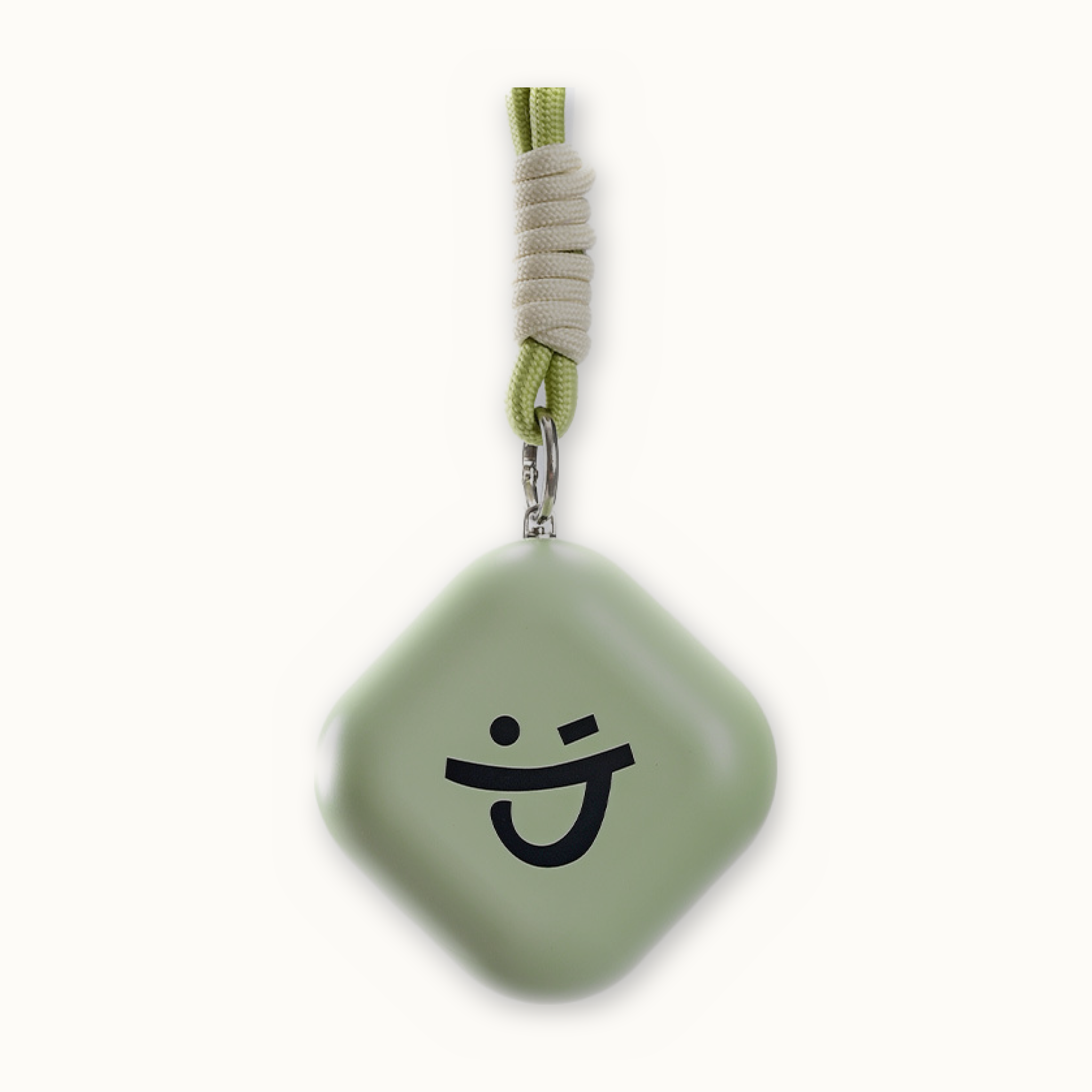 Oplaadbare handwarmer in pastelgroen op een gebreid crème plaid naast een open boek — productfoto op crème achtergrond