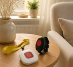 Noodknop met gele lanyard en horloge-ontvanger op een houten bijzettafel