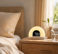 Lichtwekker met warme gloed op een houten nachtkastje