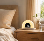Lichtwekker met warme gloed op een houten nachtkastje