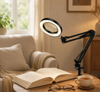 LED-loeplamp handsfree op houten tafel met boek, bril en thee — warme crème huisstijl