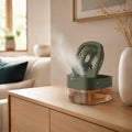 Mini luchtkoeler in saliegroen met subtiele mist op een houten dressoir in de woonkamer