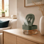 Mini luchtkoeler in saliegroen met subtiele mist op een houten dressoir in de woonkamer
