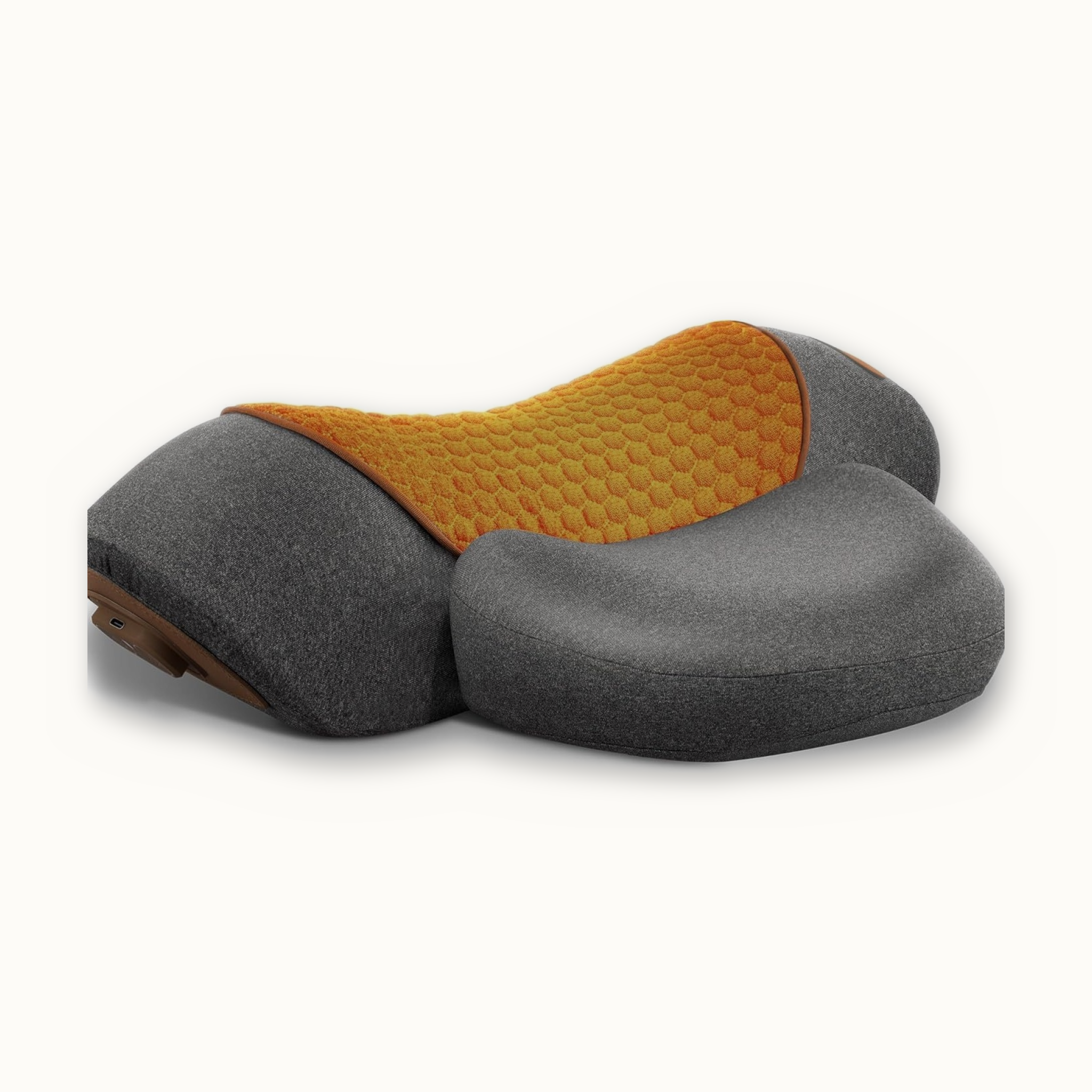 Massagekussen voor nek en rug in grijs en oker — productfoto op crème achtergrond