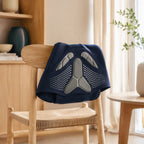 Lendesteun-bandage in donkerblauw met grijze kussentjes, over de rugleuning van een houten stoel