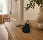 Sleutelvinder-tag aan een bos huissleutels op een houten tafel