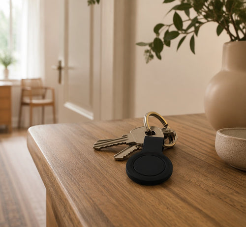 Sleutelvinder-tag aan een bos huissleutels op een houten tafel