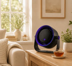 Tafelventilator met digitaal display op houten dressoir in warme woonkamer