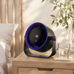 Tafelventilator in zwart met display op een licht houten nachtkastje naast een glas water