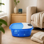 Verwarmd voetmassagebad naast een fauteuil met opgevouwen handdoeken